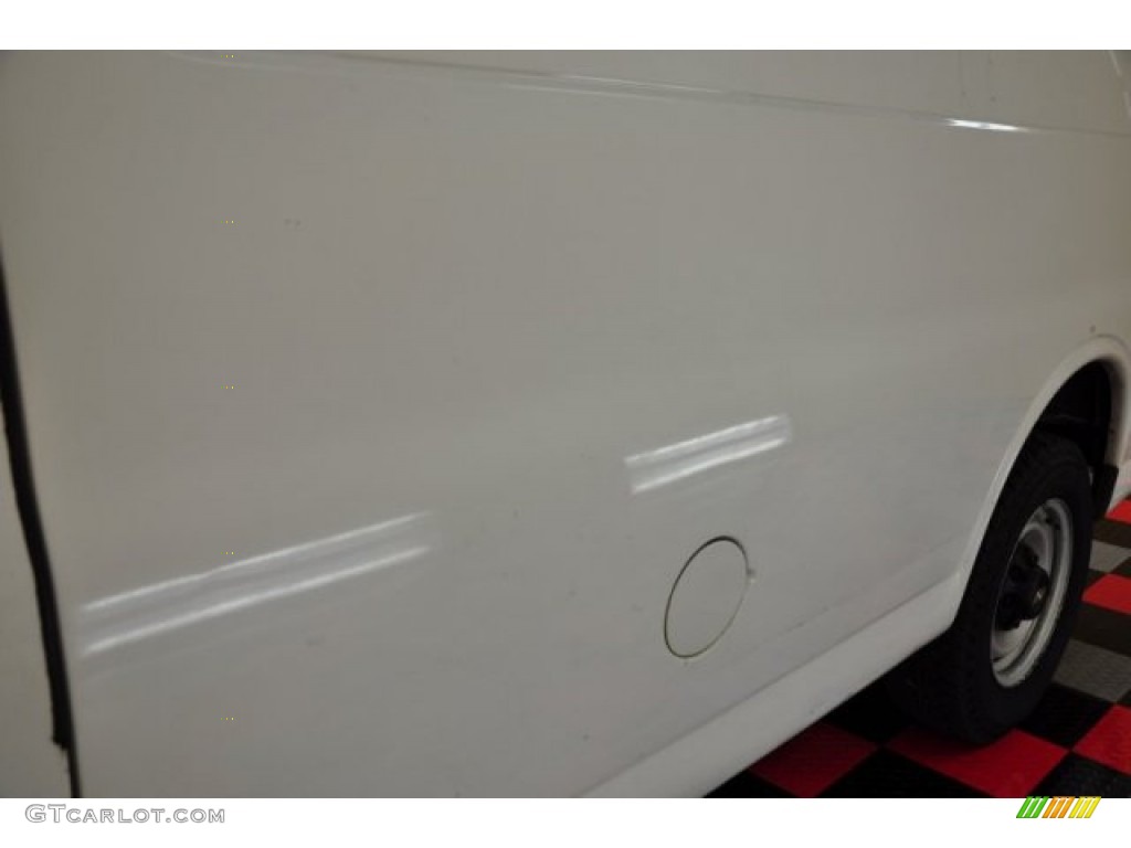 2001 Express 2500 Cargo Van - White / Medium Gray photo #21