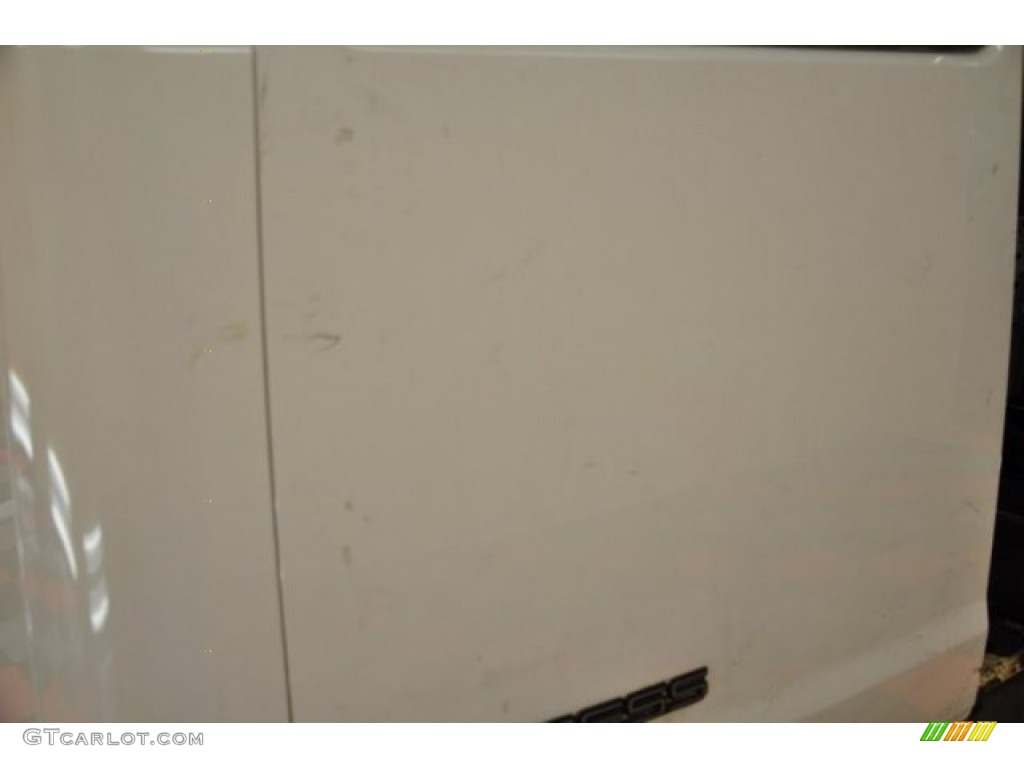 2001 Express 2500 Cargo Van - White / Medium Gray photo #22