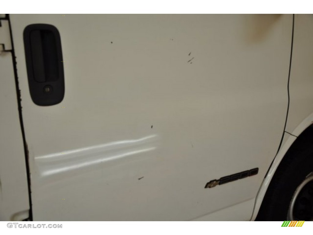 2001 Express 2500 Cargo Van - White / Medium Gray photo #26