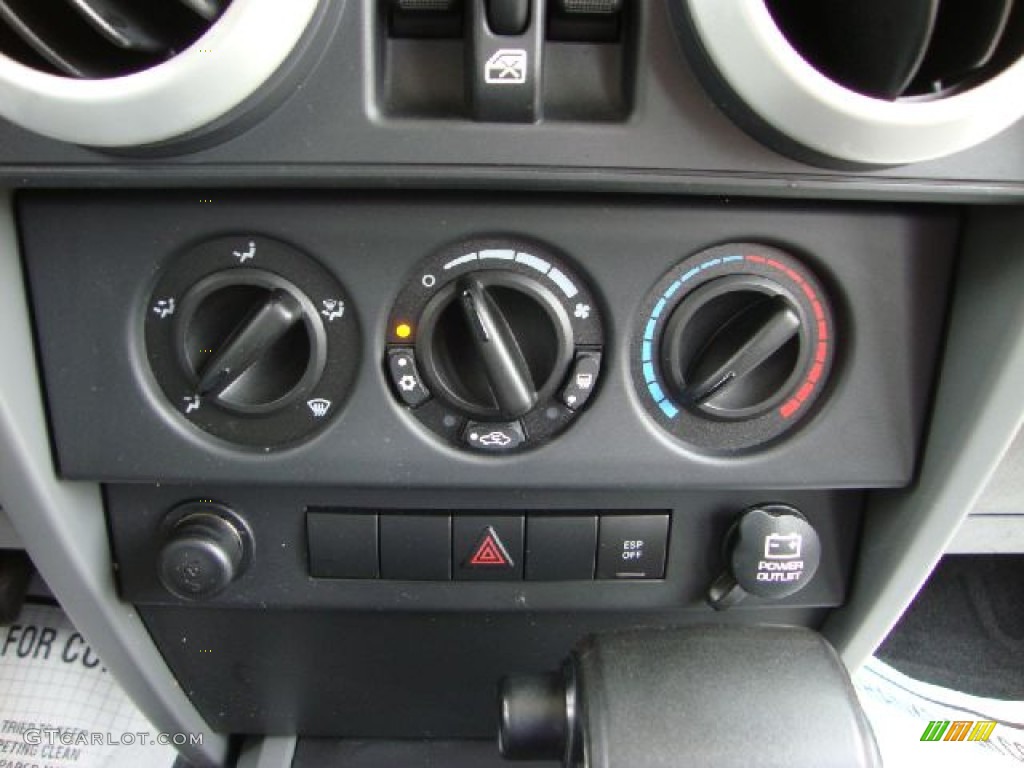 2008 Jeep Wrangler Unlimited Sahara Controls Photos