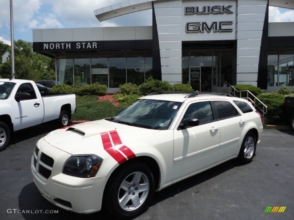 2005 Magnum SXT - Cool Vanilla White / Dark Slate Gray/Light Graystone photo #2