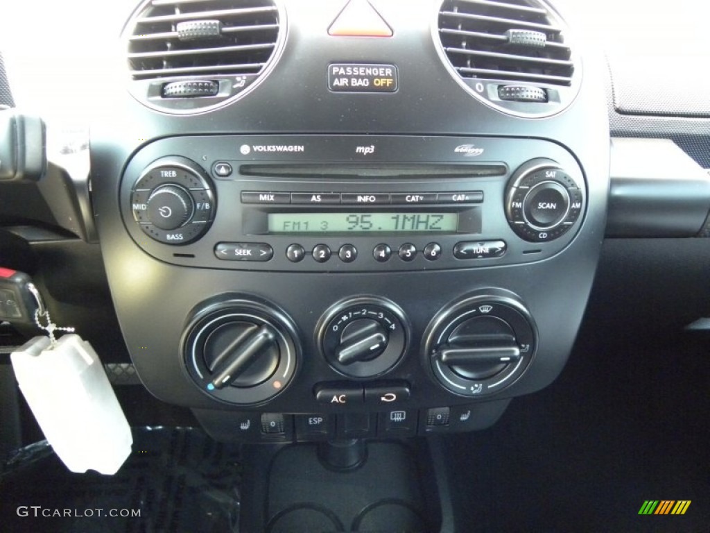 2008 Volkswagen New Beetle SE Convertible Controls Photo #50737917