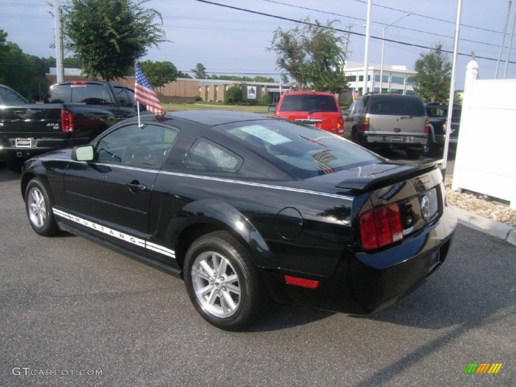 2006 Mustang V6 Deluxe Coupe - Black / Light Graphite photo #3