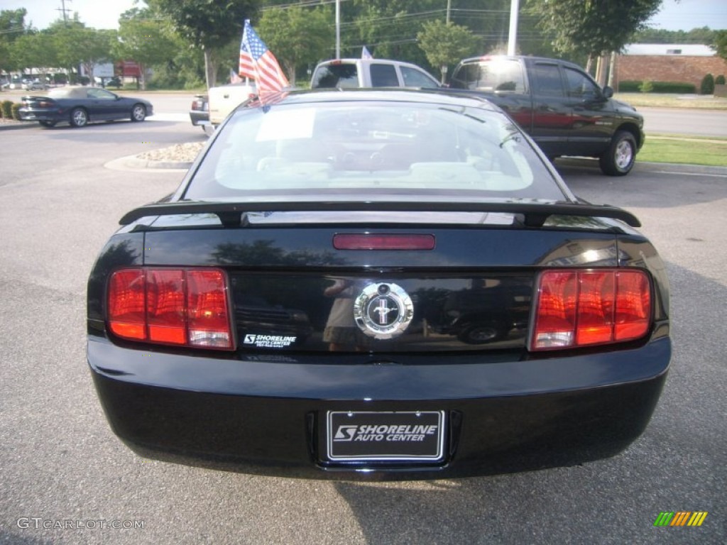 2006 Mustang V6 Deluxe Coupe - Black / Light Graphite photo #4