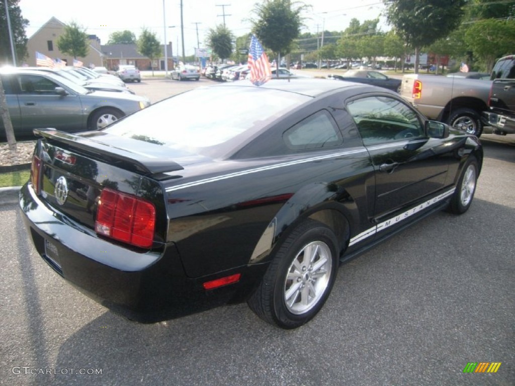 2006 Mustang V6 Deluxe Coupe - Black / Light Graphite photo #5
