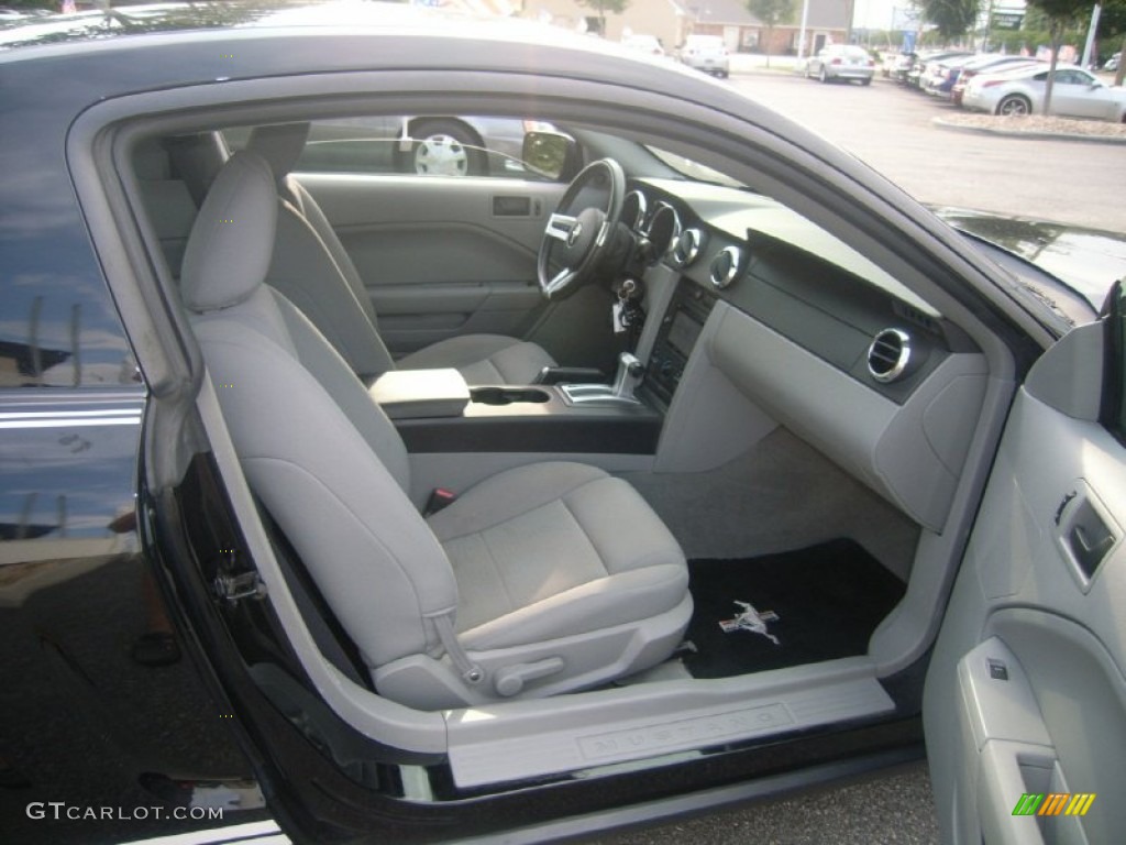 2006 Mustang V6 Deluxe Coupe - Black / Light Graphite photo #11