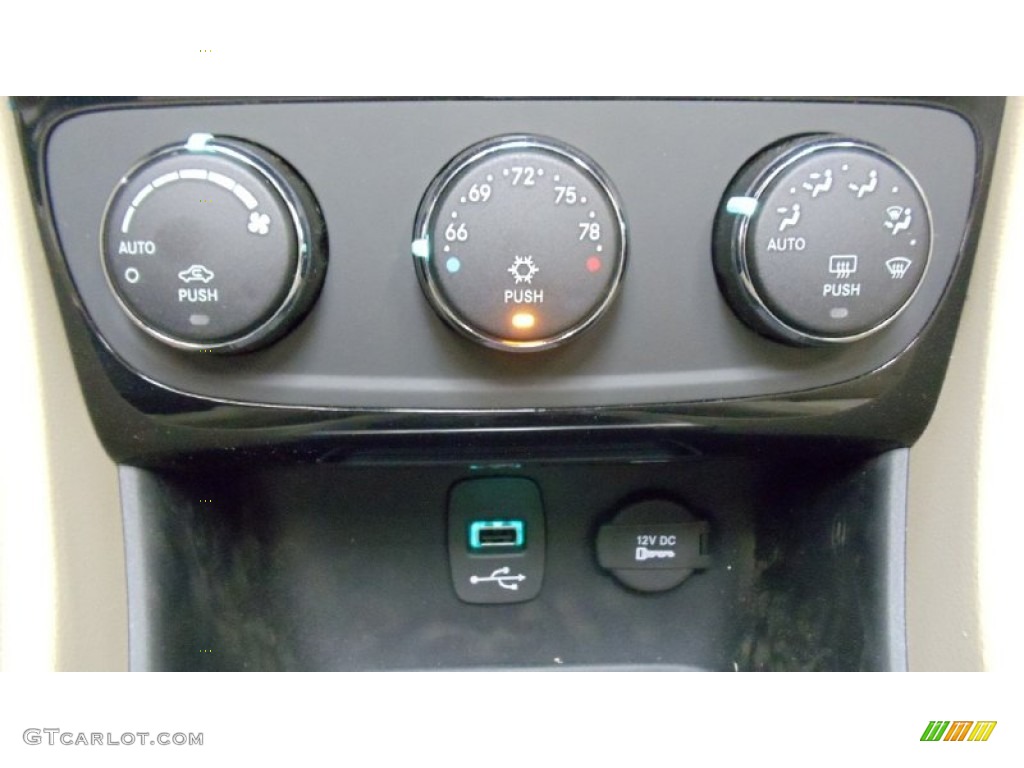 2011 Chrysler 200 Limited Convertible Controls Photo #50756901