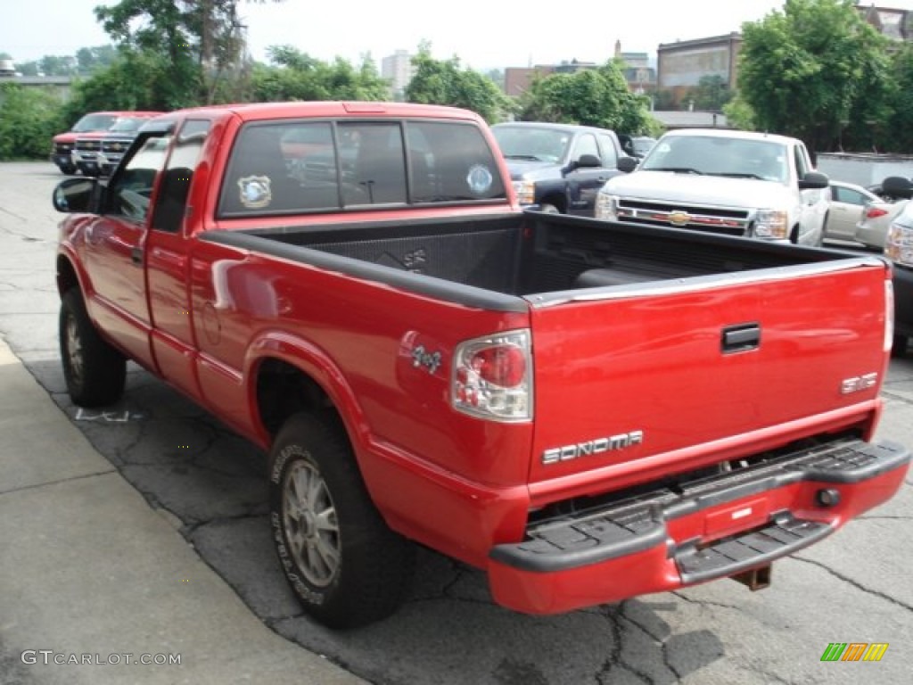 2003 Sonoma SLS Extended Cab 4x4 - Fire Red / Graphite photo #5