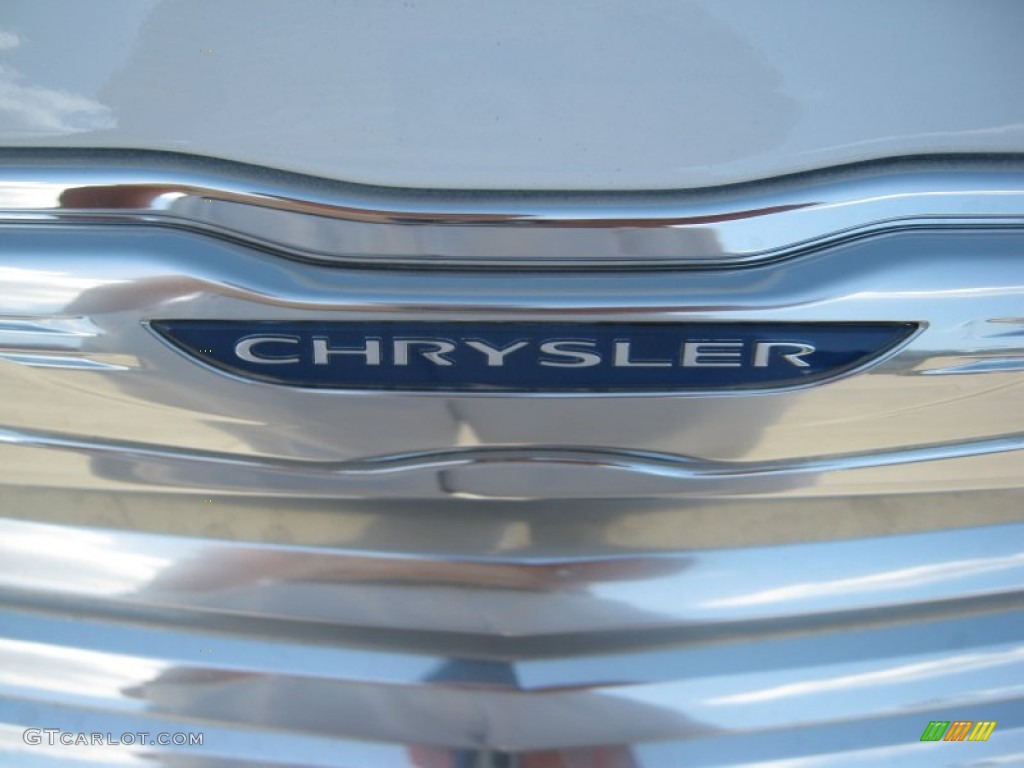 2011 Chrysler 300 C Hemi Marks and Logos Photo #50761287