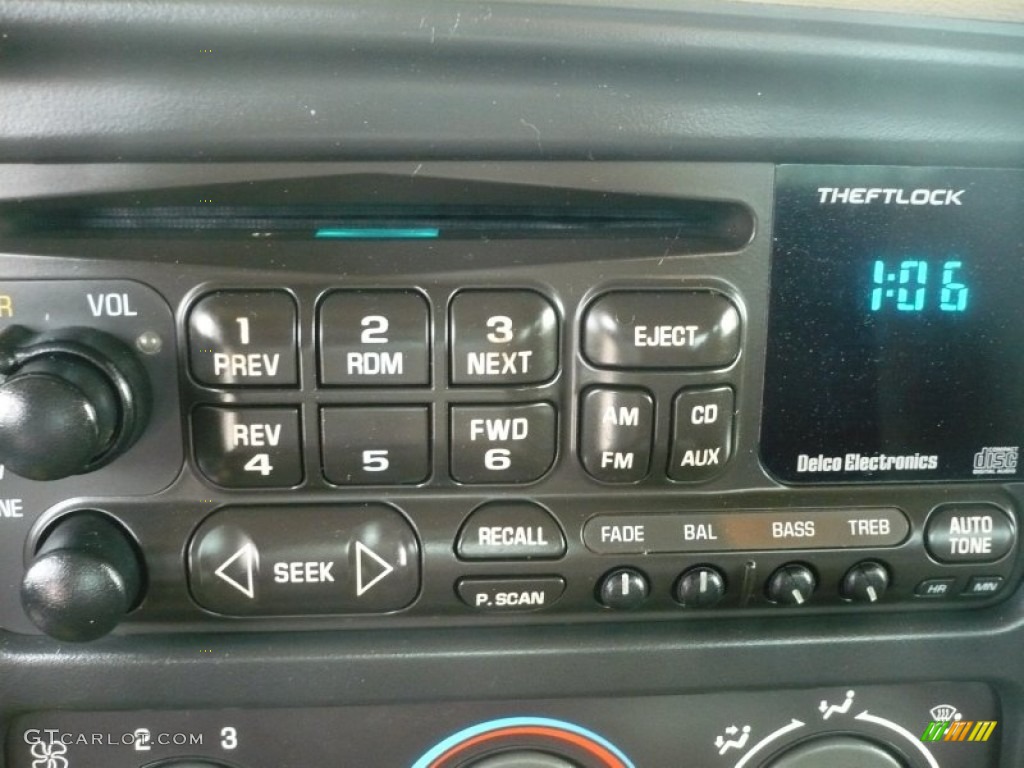 2002 Chevrolet Silverado 2500 LS Extended Cab 4x4 Controls Photo #50763426