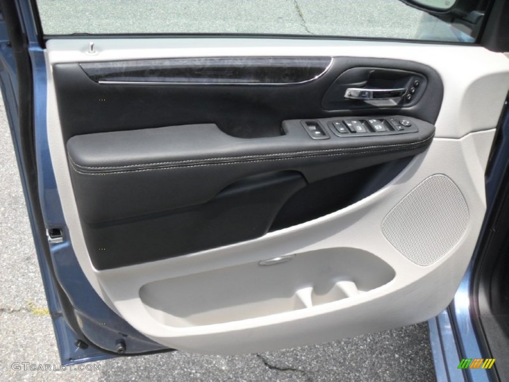 2011 Chrysler Town & Country Limited Door Panel Photos