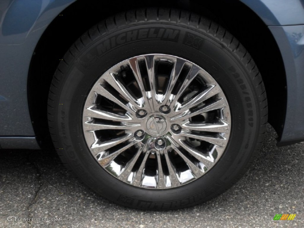 2011 Chrysler Town & Country Limited Wheel Photos