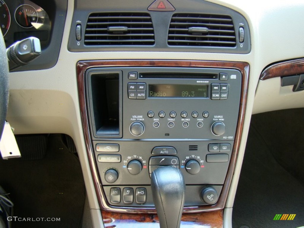 2005 Volvo S60 2.5T Controls Photo #50783778