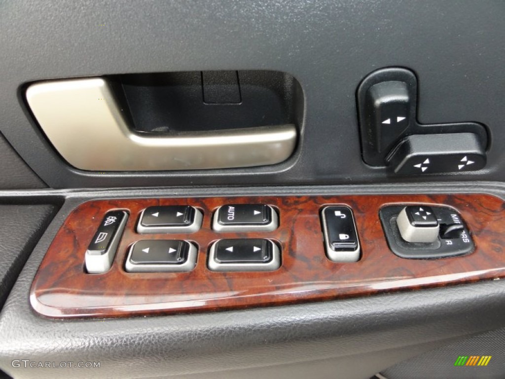 2007 Lincoln Town Car Executive L Controls Photo #50796219