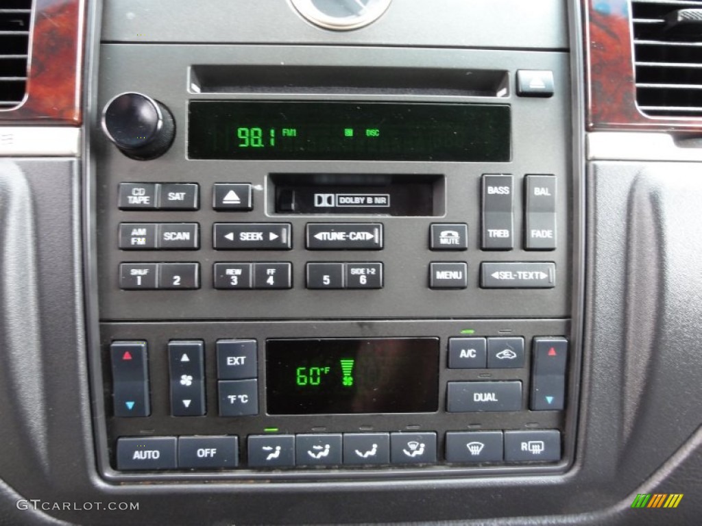 2007 Lincoln Town Car Executive L Controls Photo #50796606
