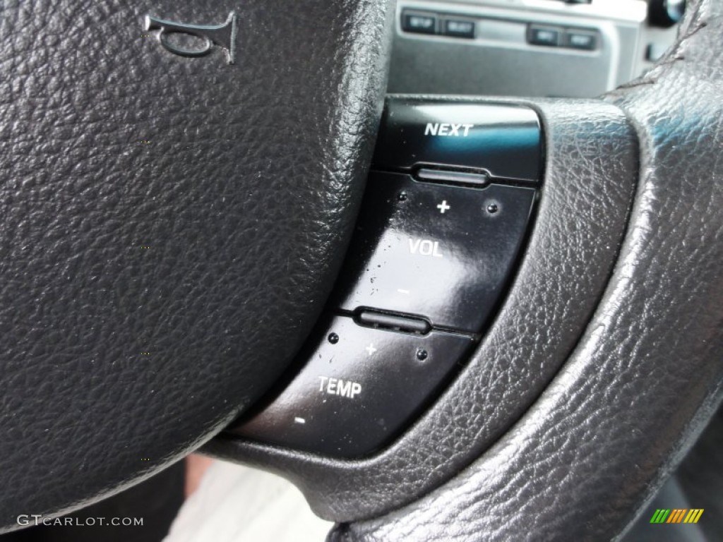 2007 Lincoln Town Car Executive L Controls Photo #50796690