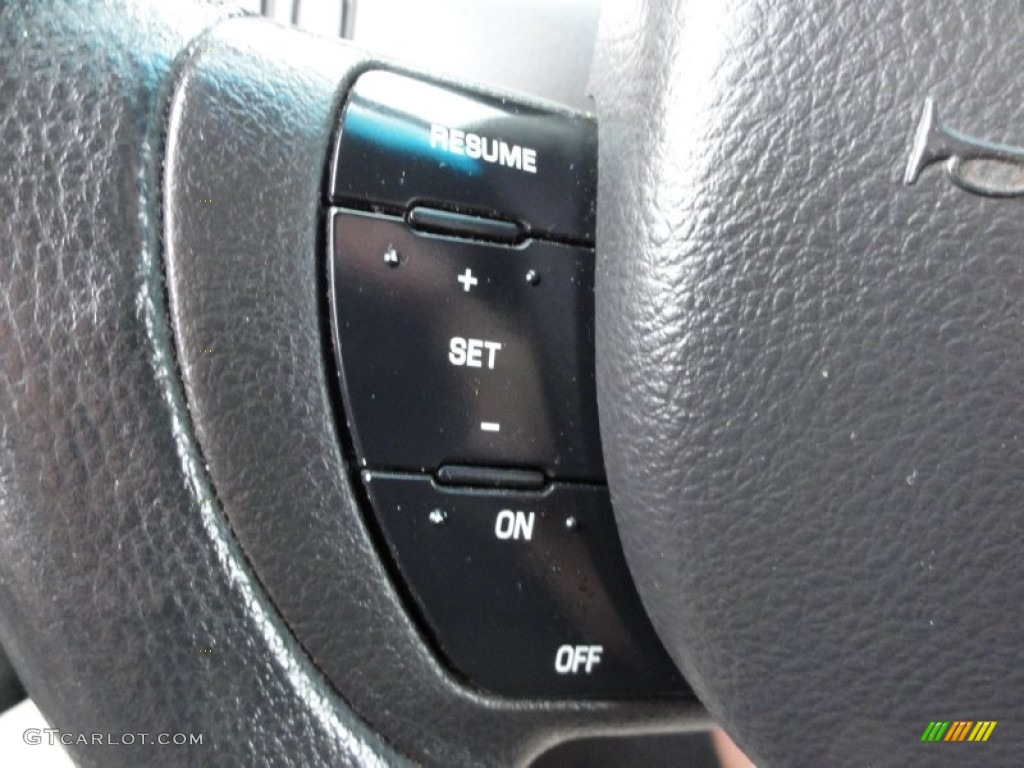 2007 Lincoln Town Car Executive L Controls Photo #50796708