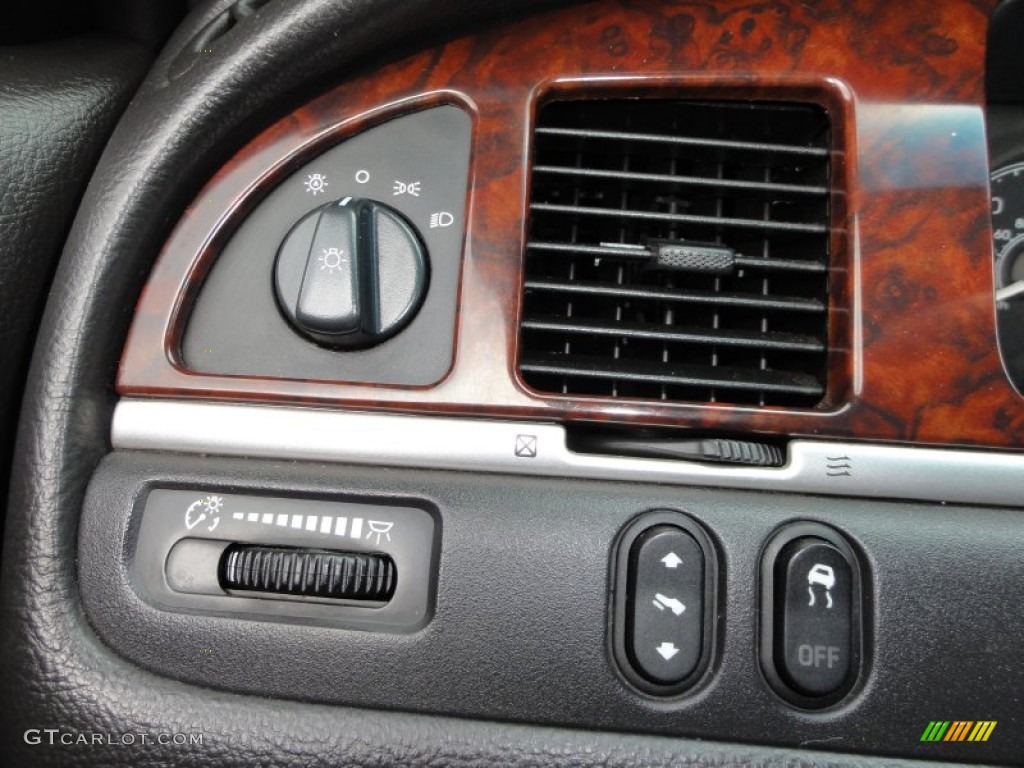 2007 Lincoln Town Car Executive L Controls Photo #50796723