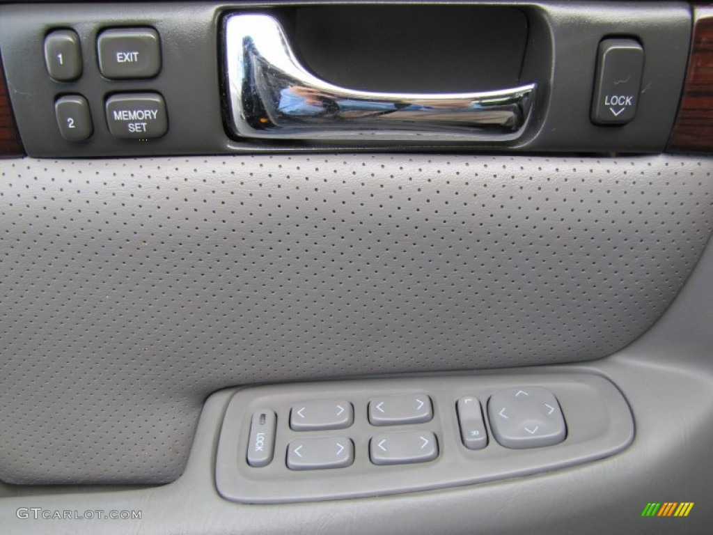2002 Cadillac Seville STS Controls Photo #50799120