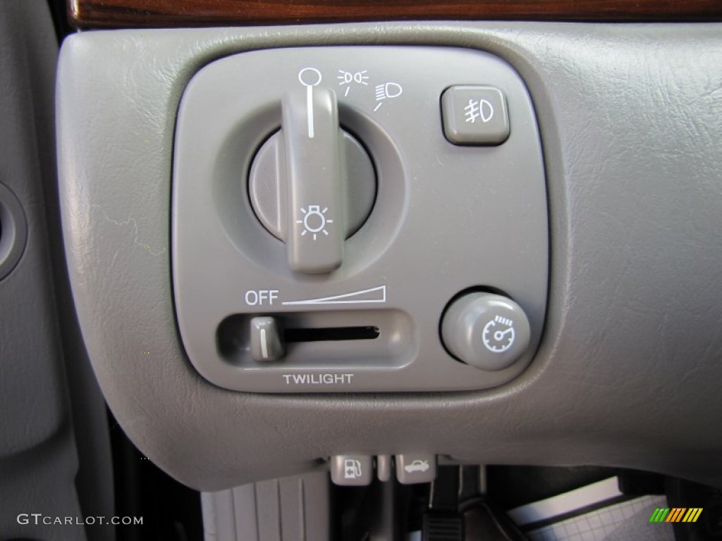 2002 Cadillac Seville STS Controls Photo #50799135