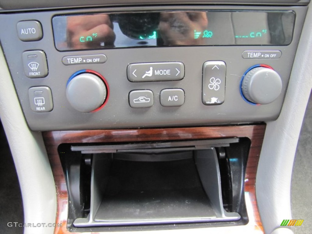 2002 Cadillac Seville STS Controls Photo #50799198
