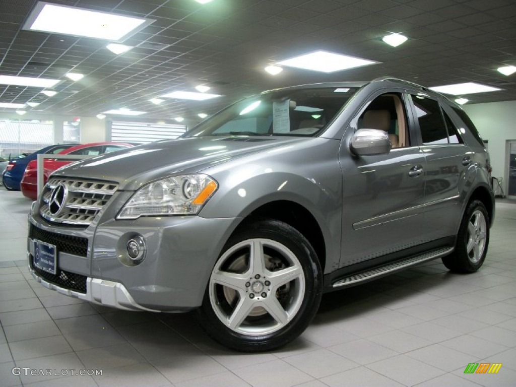 2010 ML 550 4Matic - Palladium Silver Metallic / Cashmere photo #1