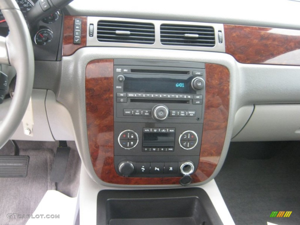 2011 Chevrolet Suburban LT Controls Photos