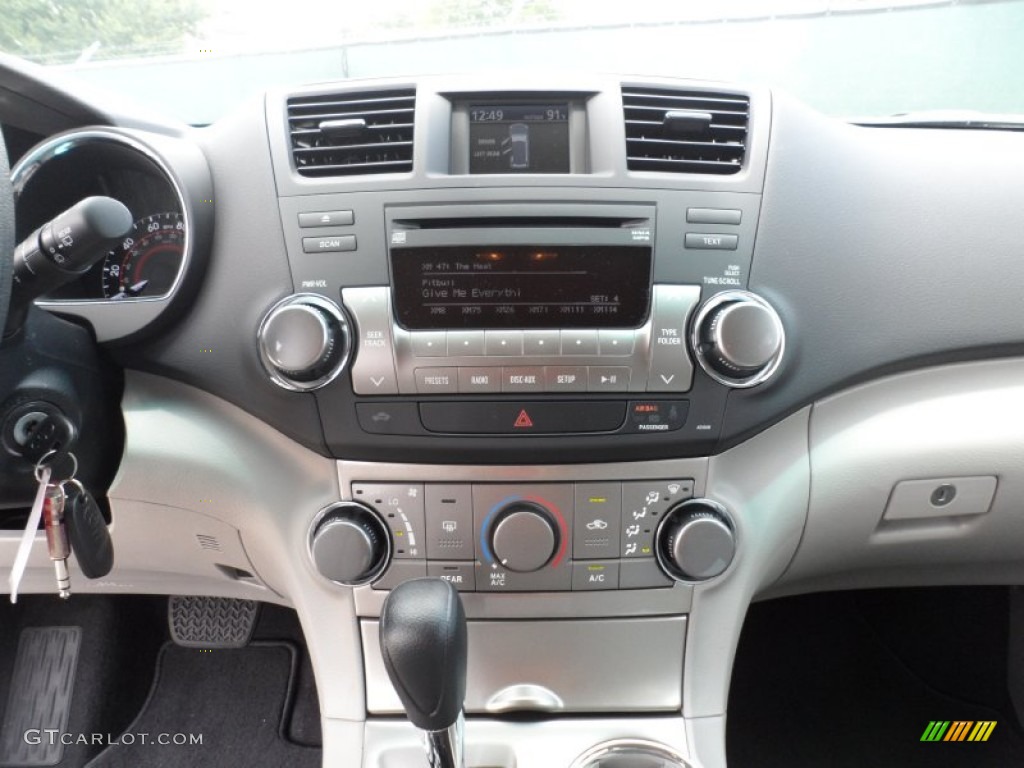 2011 Toyota Highlander Standard Highlander Model Controls Photo #50809512