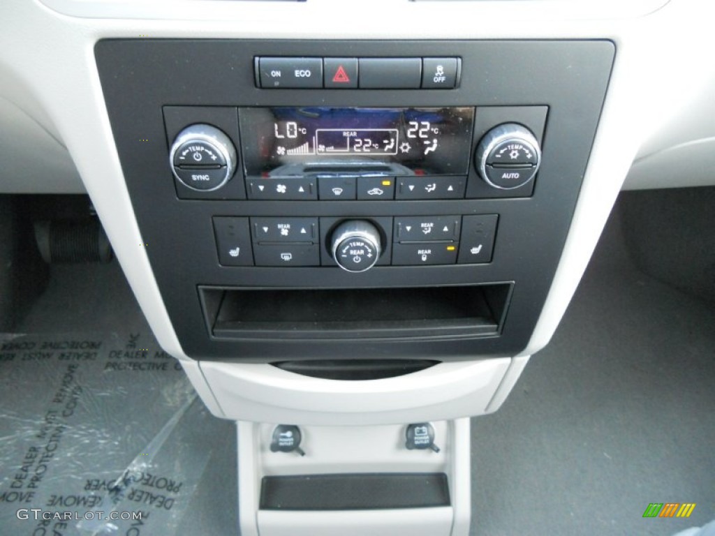 2011 Volkswagen Routan SEL Controls Photo #50810874