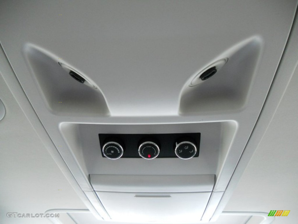 2011 Volkswagen Routan SEL Controls Photo #50810892