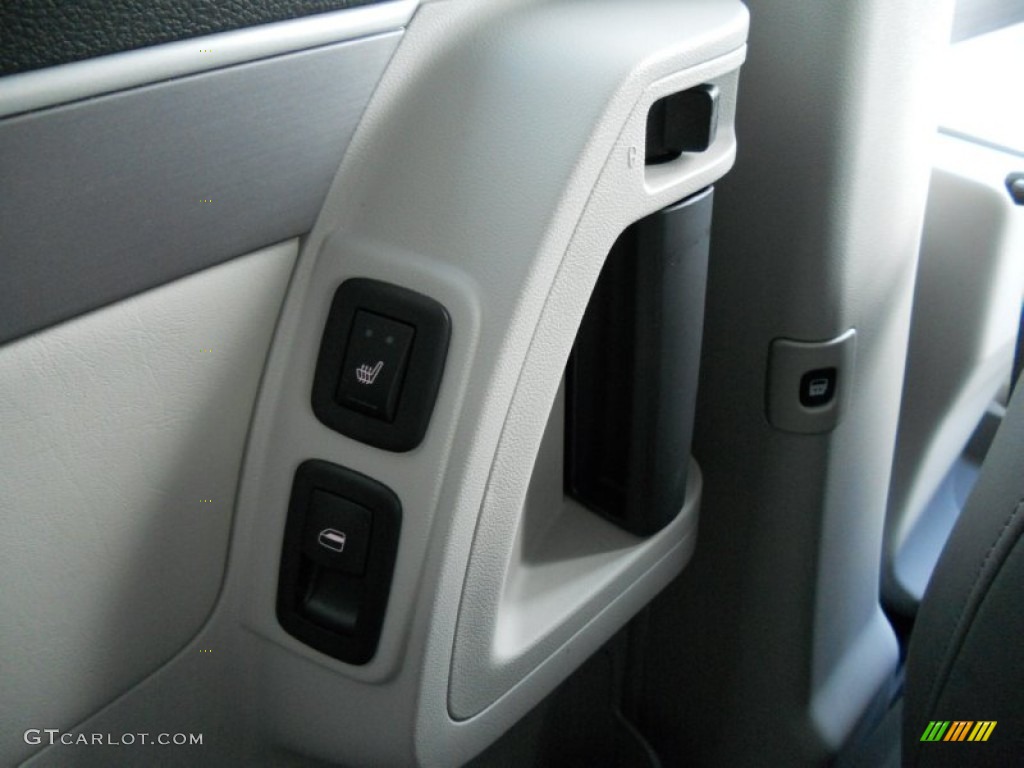 2011 Volkswagen Routan SEL Controls Photo #50810904
