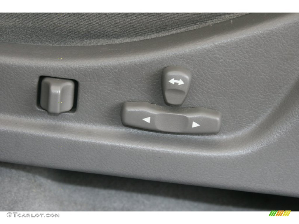 2003 Isuzu Axiom S 2WD Controls Photo #50817822