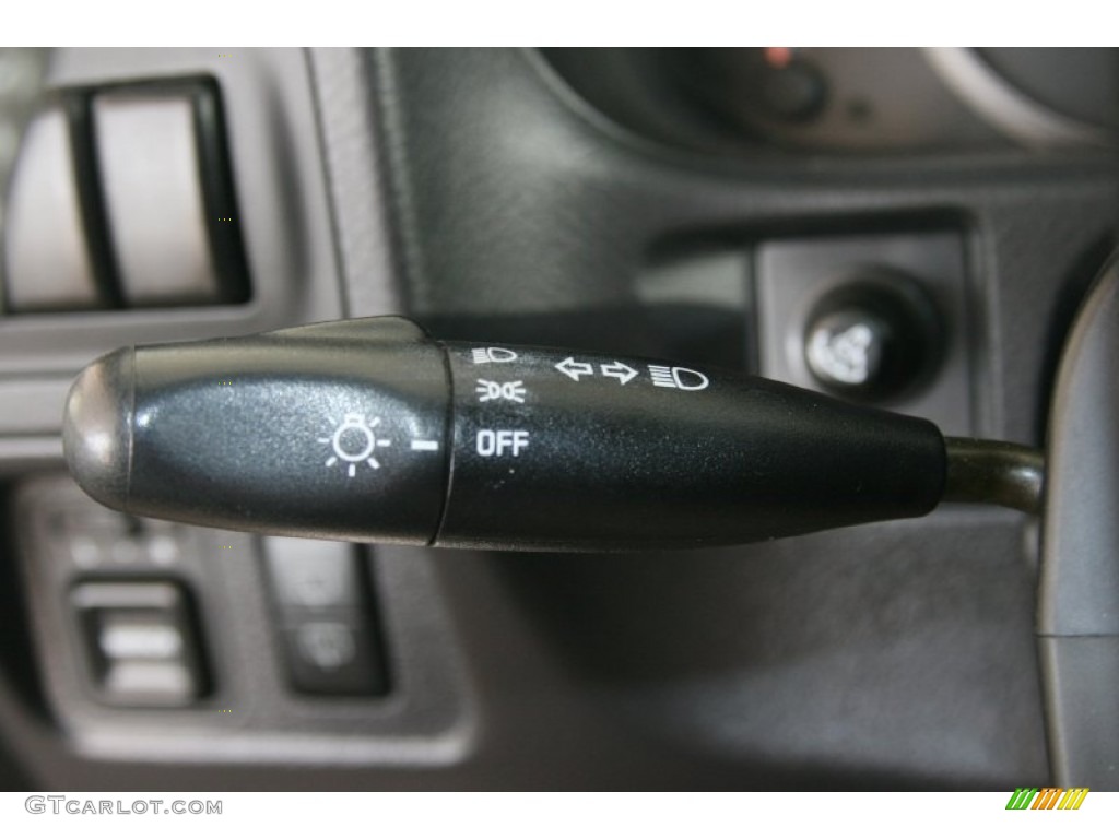 2003 Isuzu Axiom S 2WD Controls Photo #50818056