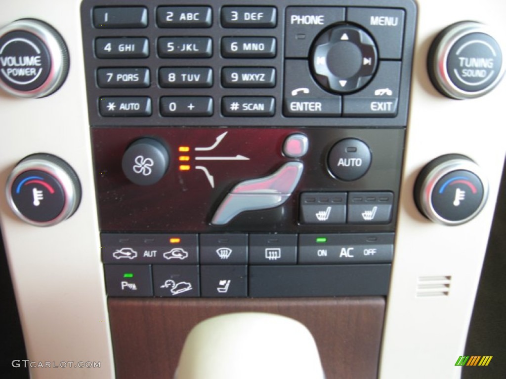 2011 Volvo XC70 3.2 AWD Controls Photos