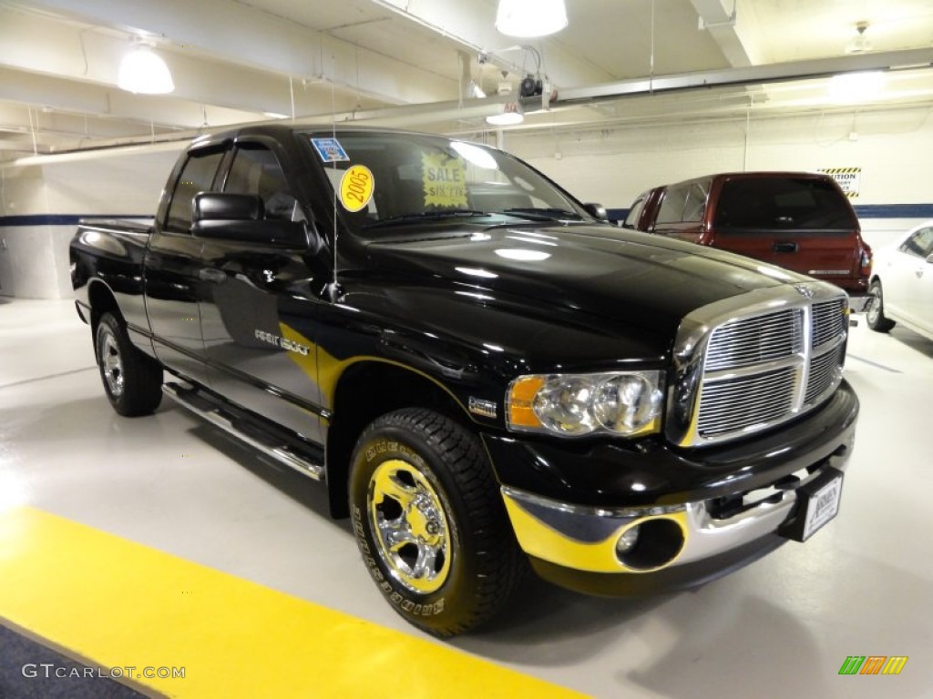 2005 Ram 1500 SLT Quad Cab 4x4 - Black / Dark Slate Gray photo #4