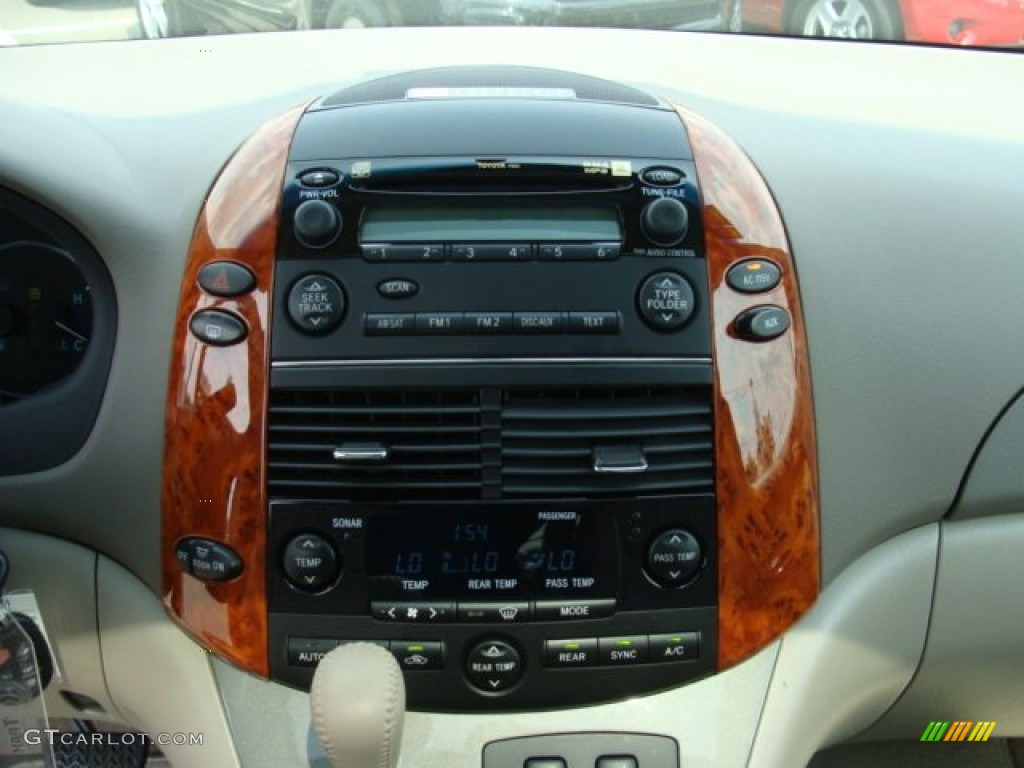 2010 Toyota Sienna XLE Controls Photo #50846943