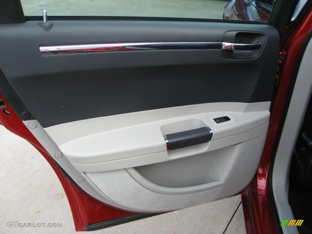 2007 Chrysler 300 C SRT8 Dark Slate Gray/Light Graystone Door Panel Photo #50863285