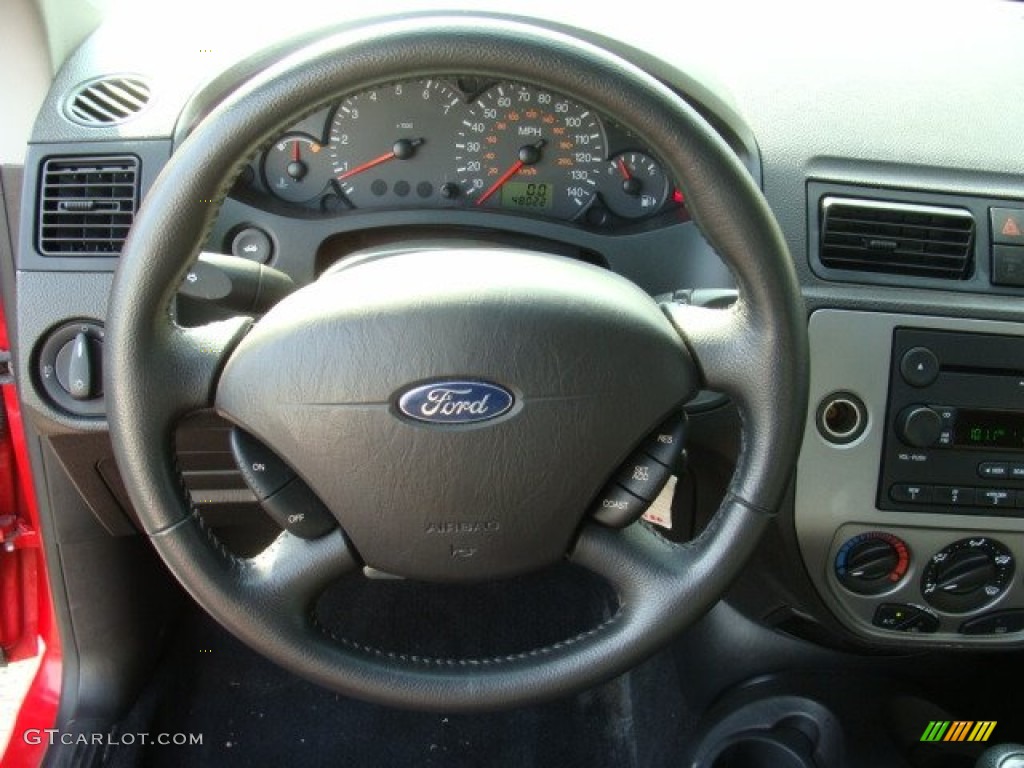 2006 Ford Focus ZX3 SE Hatchback Charcoal/Charcoal Steering Wheel Photo #50864182