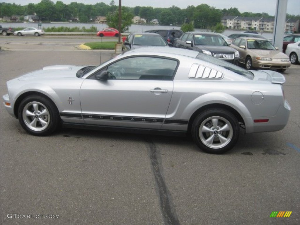 2008 Mustang V6 Deluxe Coupe - Brilliant Silver Metallic / Dark Charcoal photo #4