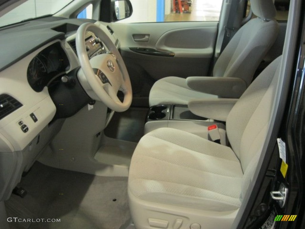 2011 Sienna LE - Black / Light Gray photo #18