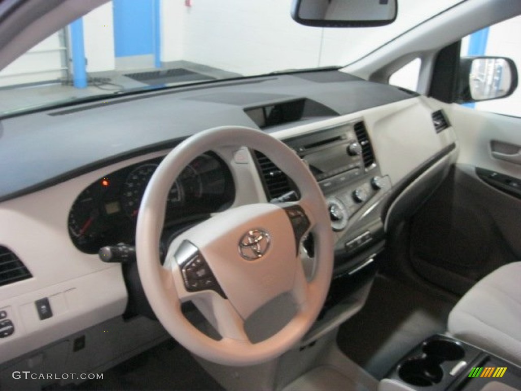 2011 Sienna LE - Black / Light Gray photo #19