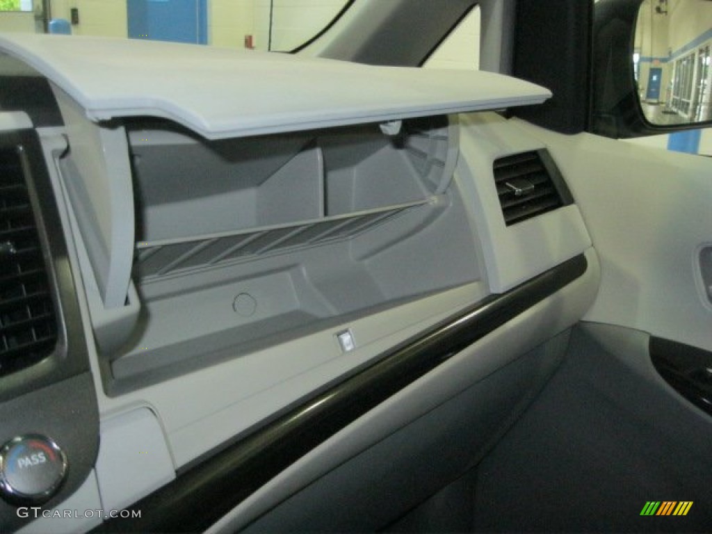 2011 Sienna LE - Black / Light Gray photo #31