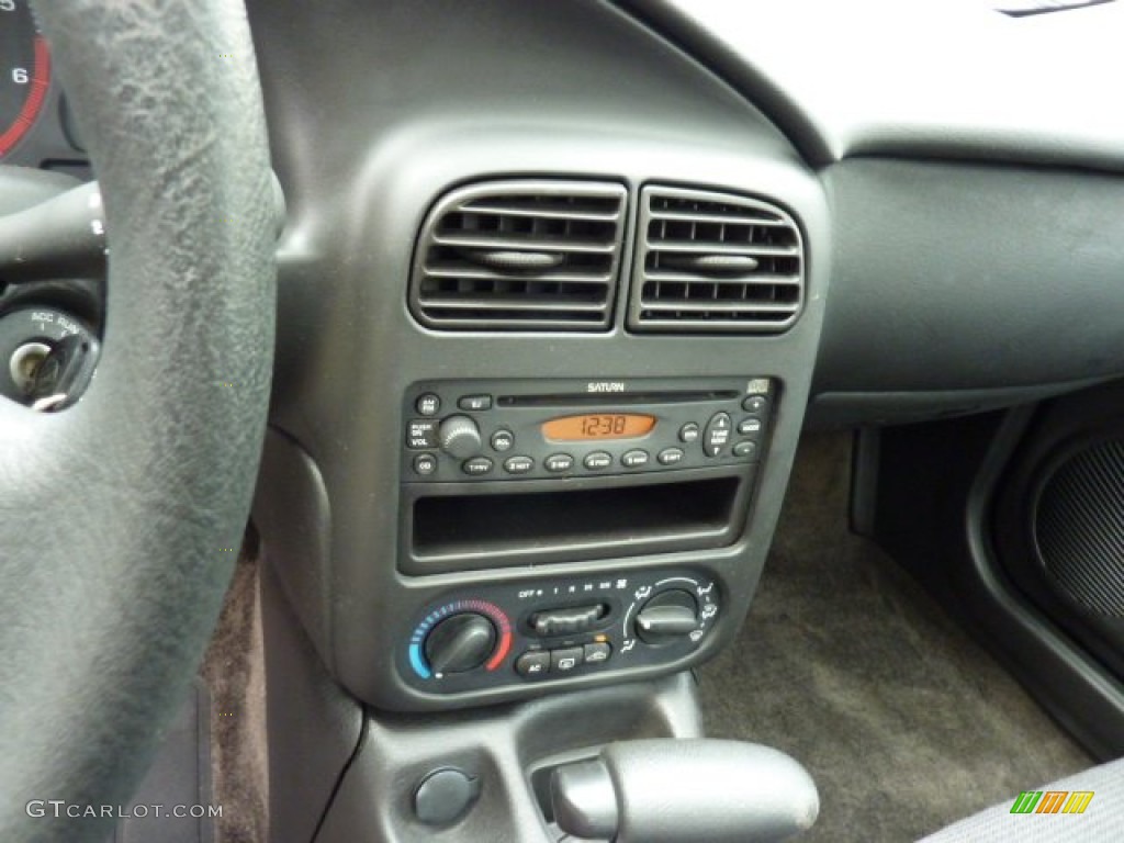 2002 Saturn S Series SC1 Coupe Controls Photo #50874322