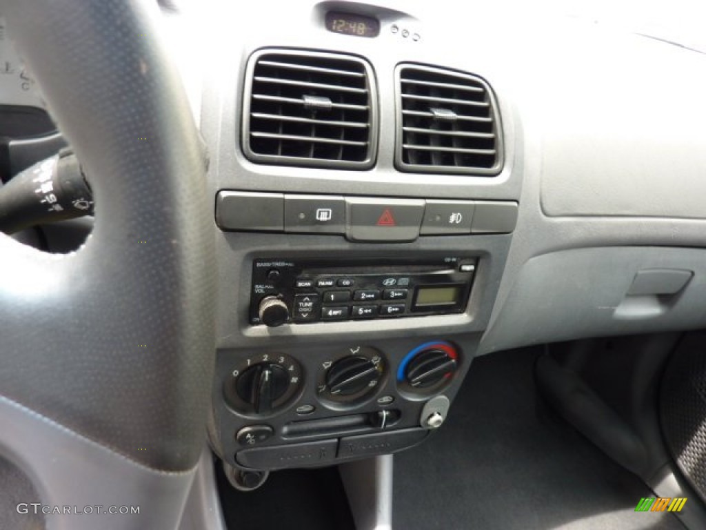 2003 Hyundai Accent GT Coupe Controls Photos