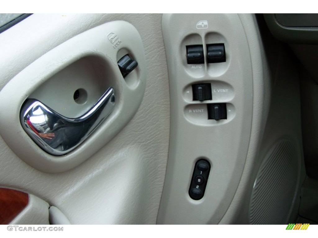 2006 Chrysler Town & Country Limited Controls Photo #50884153