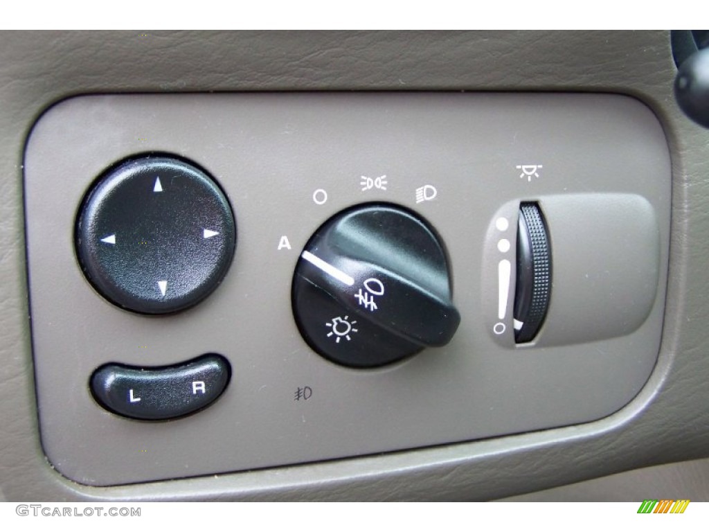 2006 Chrysler Town & Country Limited Controls Photo #50884165