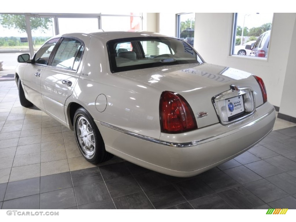 2001 Town Car Signature - Ivory Parchment Tri Coat / Light Parchment photo #7