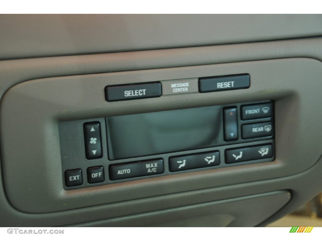 2001 Town Car Signature - Ivory Parchment Tri Coat / Light Parchment photo #13