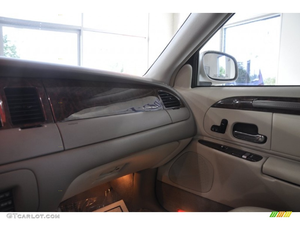 2001 Town Car Signature - Ivory Parchment Tri Coat / Light Parchment photo #14