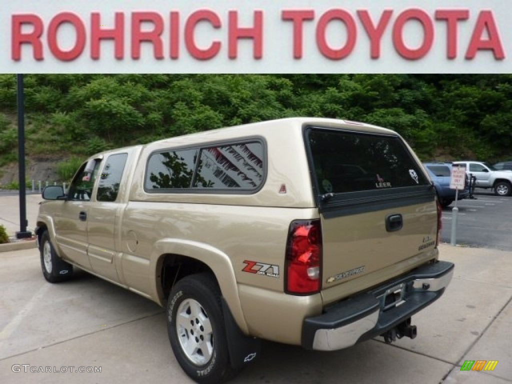 2005 Silverado 1500 Z71 Extended Cab 4x4 - Sandstone Metallic / Dark Charcoal photo #2